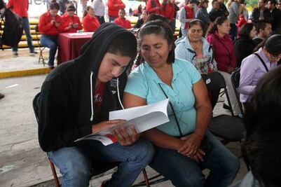 Entrega edil escrituras a familias de 2 delegaciones 