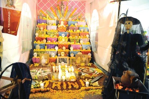 Barrios mantienen tradición de ofrendas