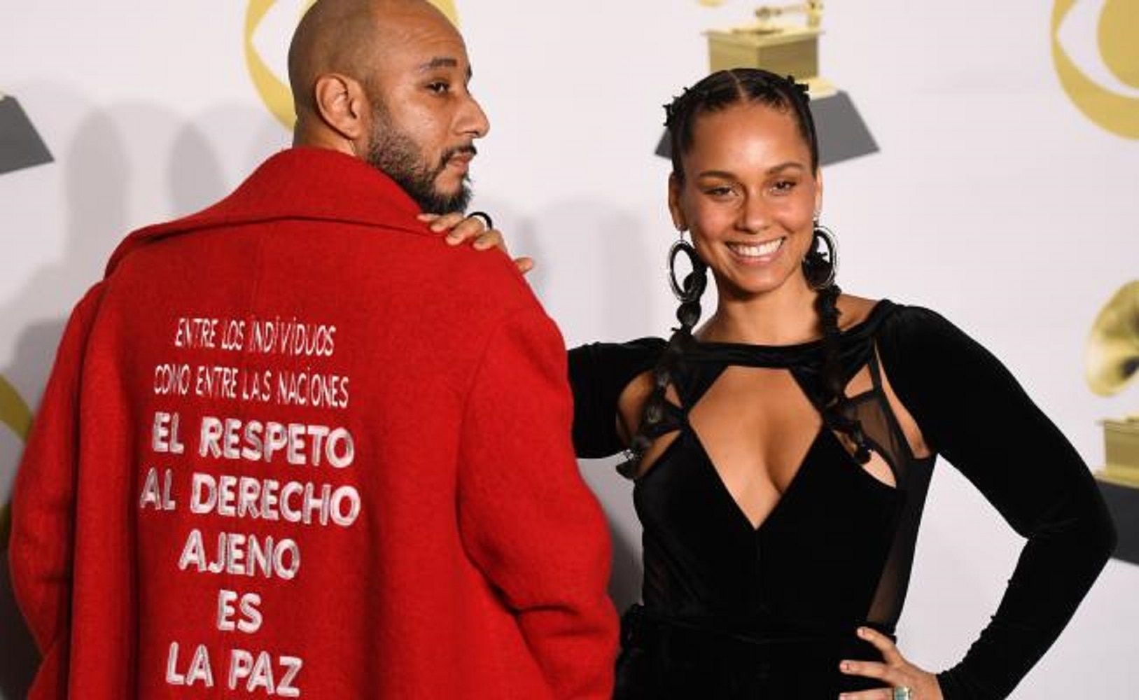 ¿Quién es el diseñador mexicano detrás del abrigo de revolucionó los Grammy?