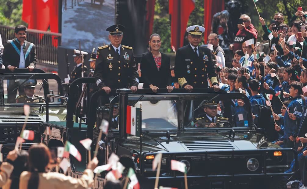 El pasado 16 de septiembre, el secretario de Marina, Raymundo Pedro Morales, reconoció públicamente el contrabando de combustible en el que están involucrados militares. Archivo El Universal