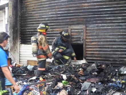 Arde bodega en el mercado de abastos