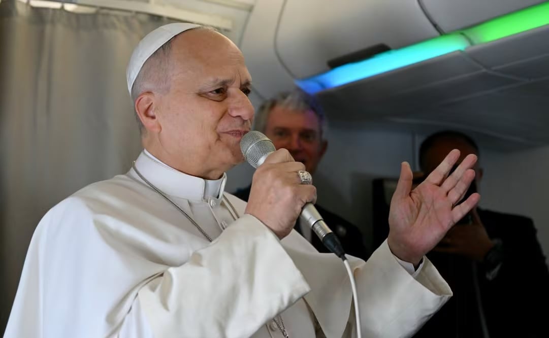 El papa León XIV habla con los periodistas a bordo de su vuelo con destino al Aeropuerto Internacional Houari Boumédiène de Argel el lunes 13 de abril de 2026, al inicio de un viaje apostólico de 11 días por África. Foto: AP