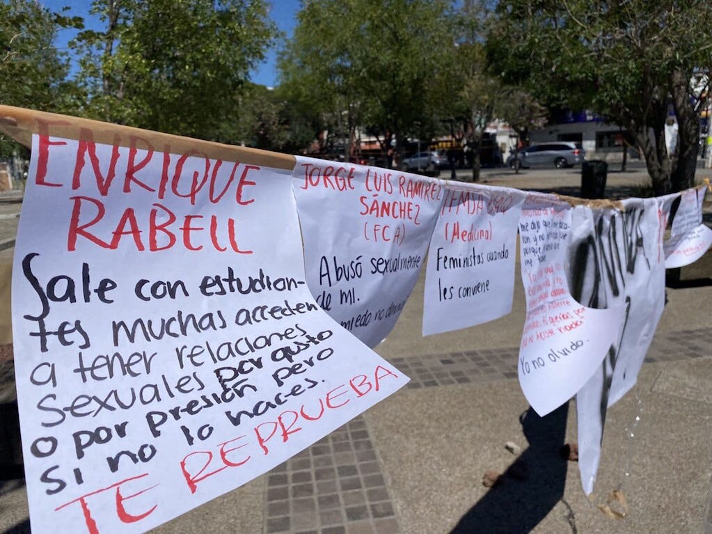 Cuelgan el nombre de presuntos acosadores; estudiantes de la UAQ protestan con tendedero 