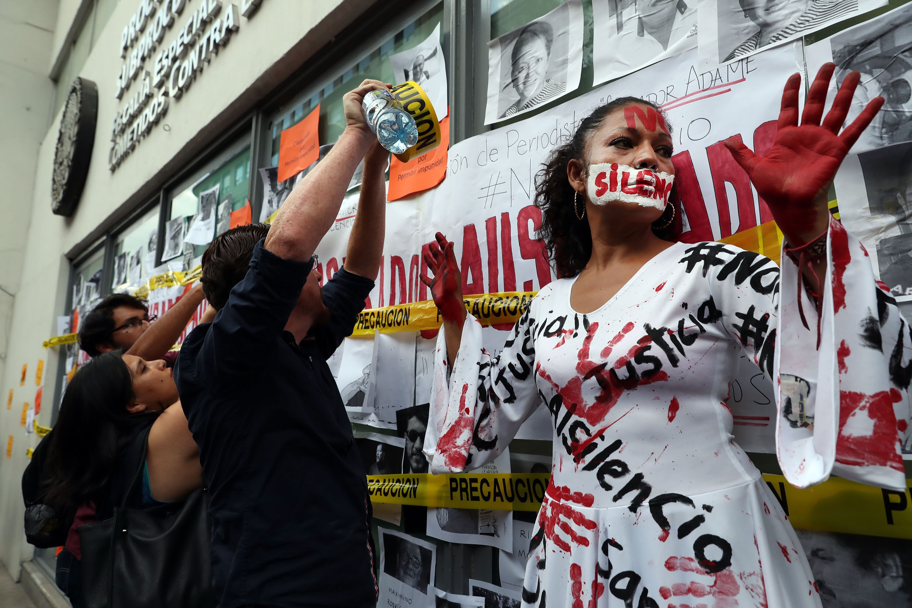 Vinculan a proceso a hombre por amenazas contra periodista