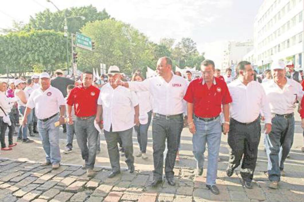 Participa Loyola en desfile del trabajo