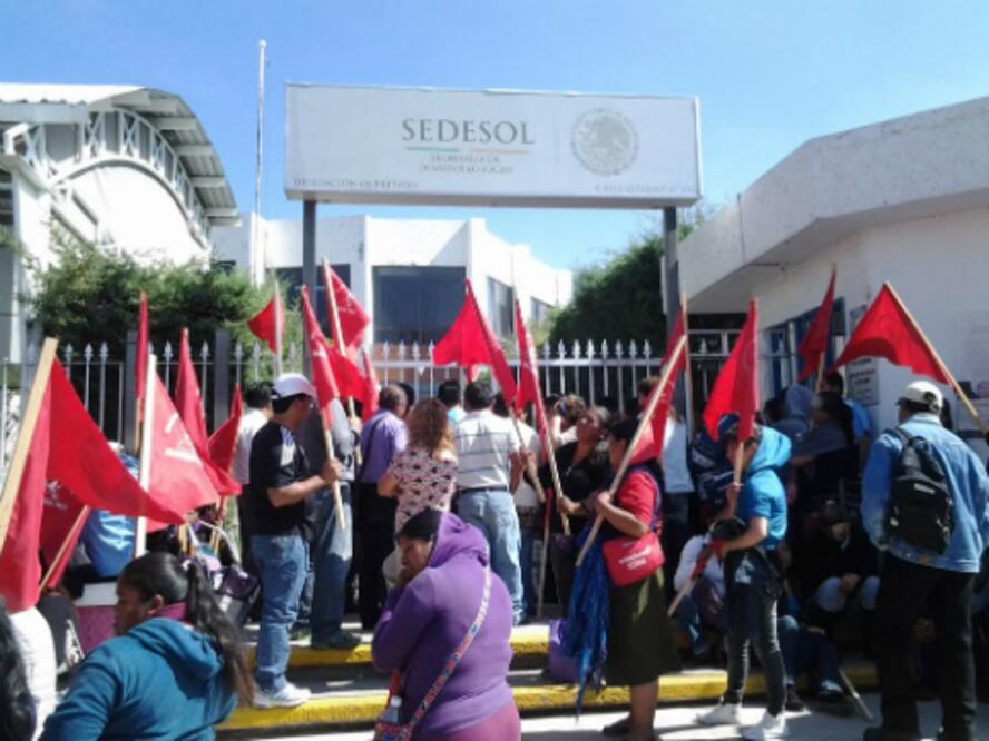 Se manifiestan en la SEDESOL