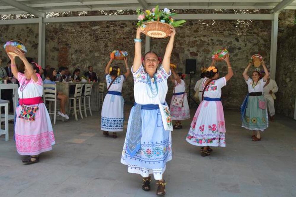 En el Patio de los Aguacates del CAM de Corregidora, el grupo de danza del CEART, conformado por adultos mayores interpreta danzas típicas ante el presidente municipal, Mauricio Kuri y al alcalde de Laredo, Texas, Pete Saenz (OBTURE PRESS)