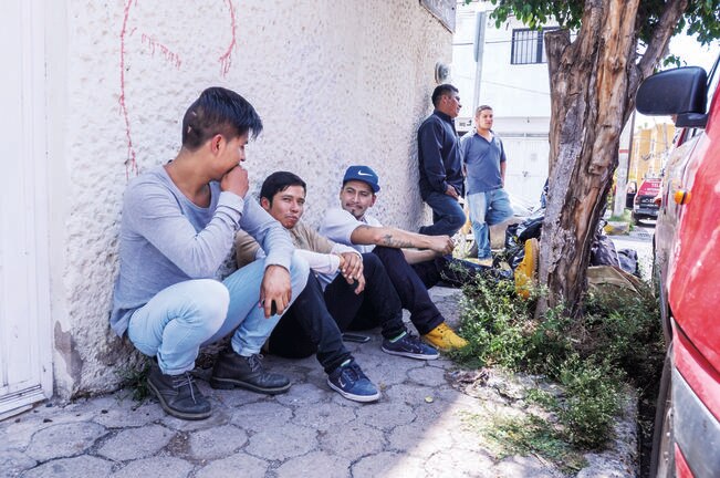 Los trabajadores que llegan a Querétaro duermen en viviendas temporales, la mayoría se recuestan sobre cajas de cartón, los más afortunados tienen una cobija para protegerse del frío (VÍCTOR PICHARDO Y RICARDO)