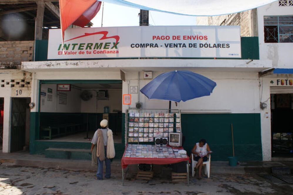 De acuerdo con datos del Banco de México, el flujo de remesas a México durante mayo fue el más alto para un mes similar (ARCHIVO EL UNIVERSAL)