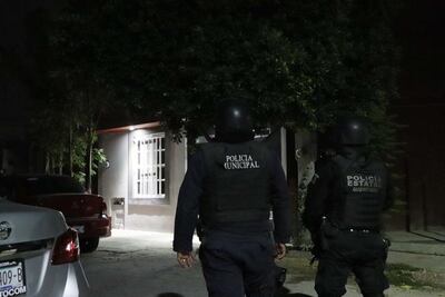 Detienen a 2 presuntos narcomenudistas