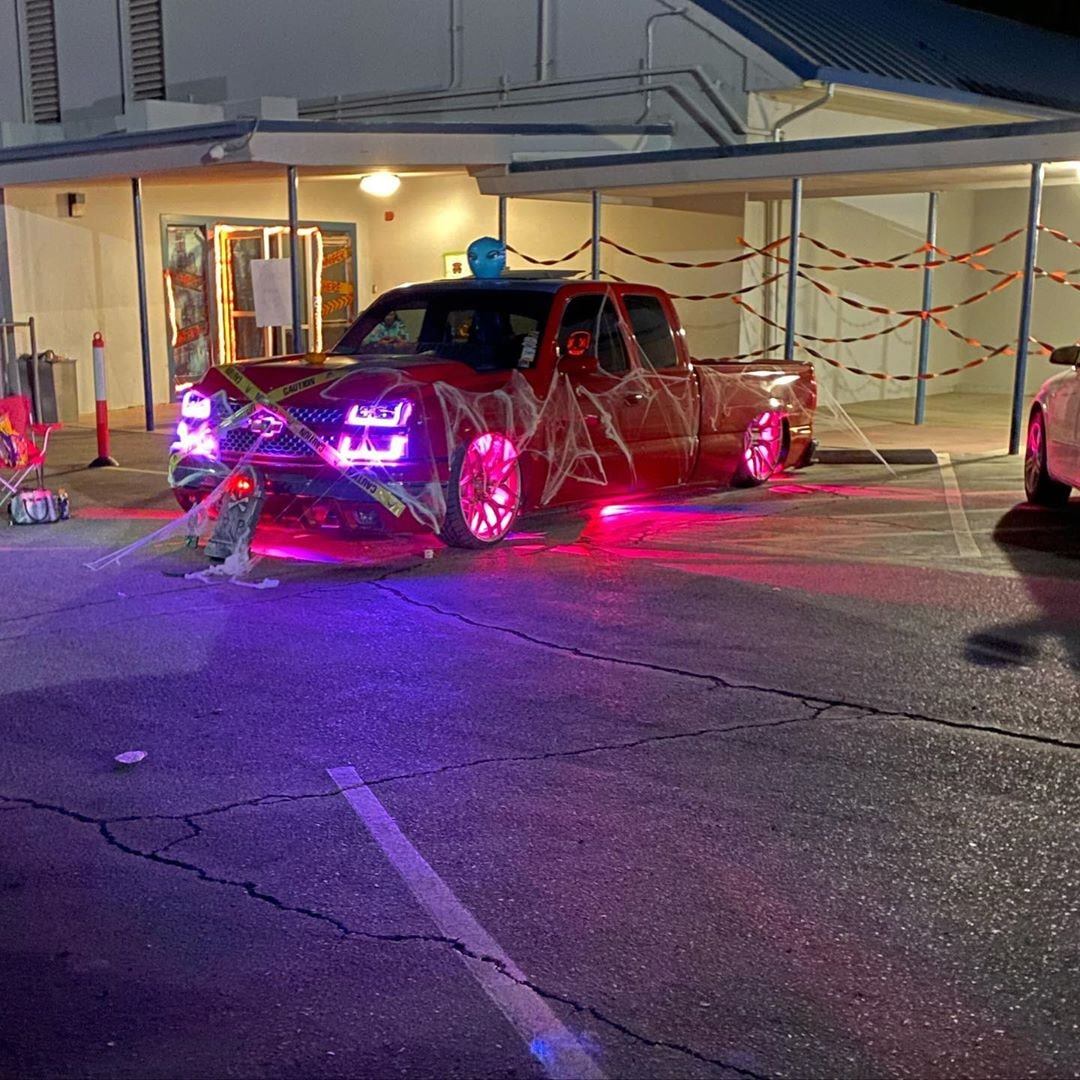 Aseguran a 22 personas y 28 vehículos; festejaban Halloween