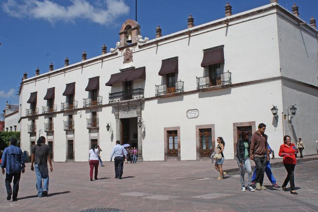 Investigan a 600 servidores públicos