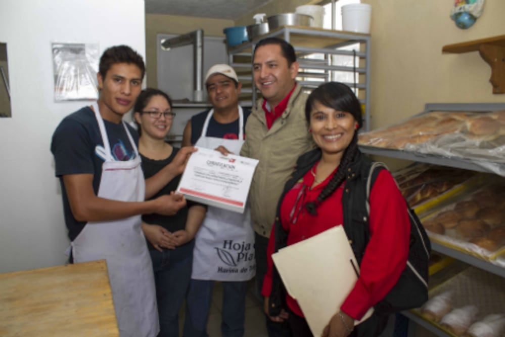 Entregan apoyos a negocios de SJR