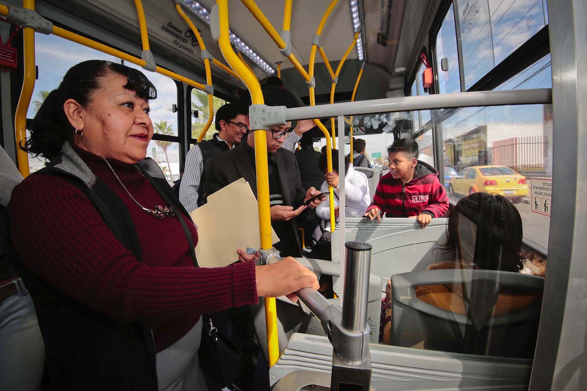 Respaldan sistema de transporte para empleados locales
