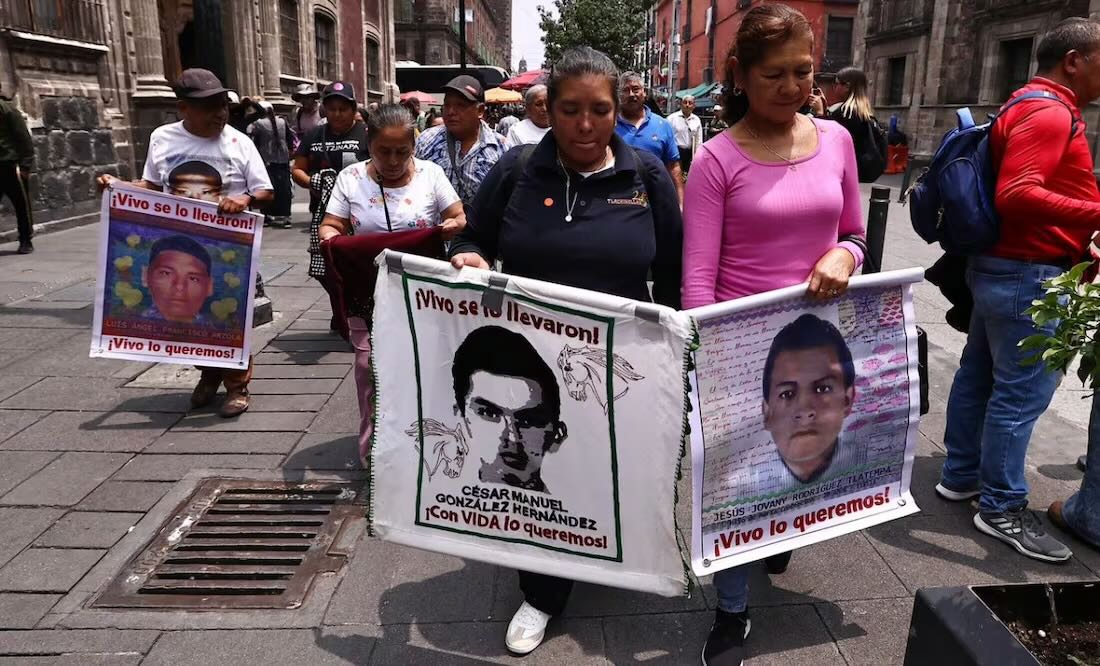 Padres de los 43 acusan que se dejaron caer líneas de investigación por el uso de tecnología; se van tristes y decepcionados: Isidoro Vicario