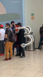 Caracterizado de Doctor Octopus, llega a ver "Spider-Man: No Way Home" en San Juan del Río