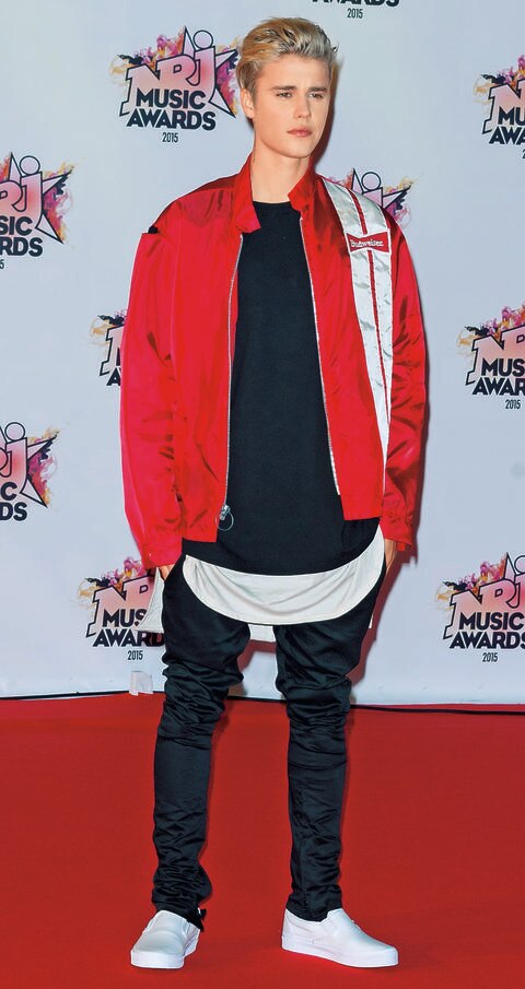 Un coro vende más que Bieber