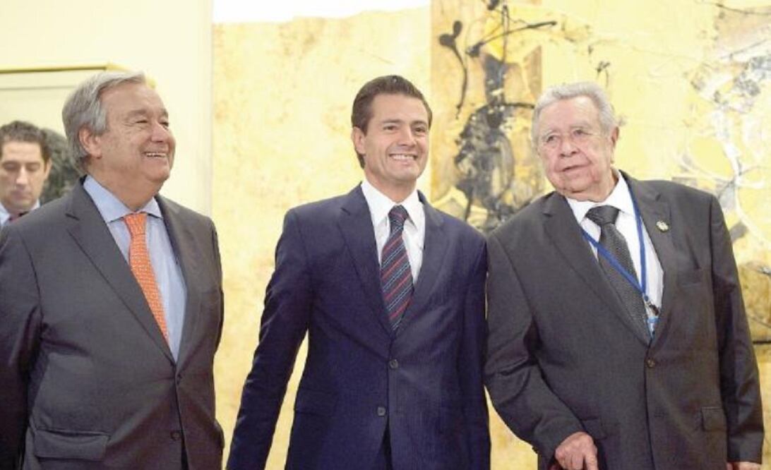 António Guterres, secretario general de la ONU; el presidente Peña Nieto y Manuel Felguérez, en la develación de la obra del artista, en Nueva York. (PRESIDENCIA)