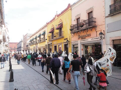 Marchan en solidaridad con padres de los 43 desaparecidos