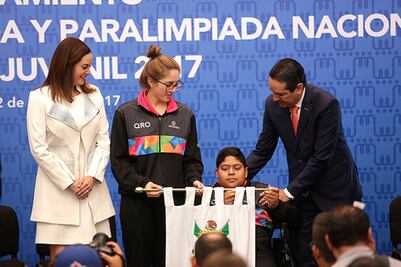 Abanderan  a selección olímpica en el estado 