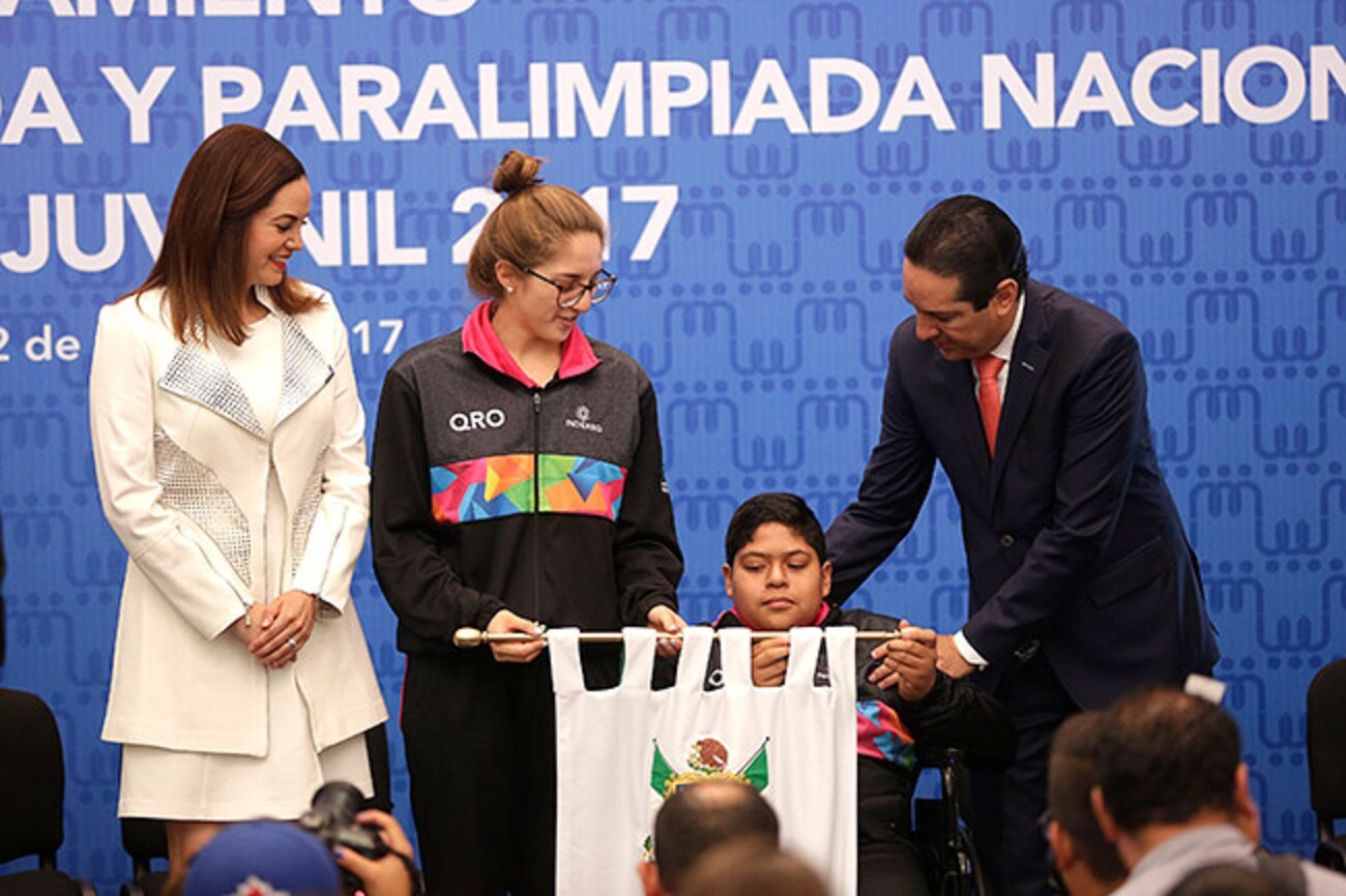 Abanderan a selección olímpica en el estado