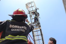 Rescatan a trabajador tras caer de segundo piso en Loma Bonita