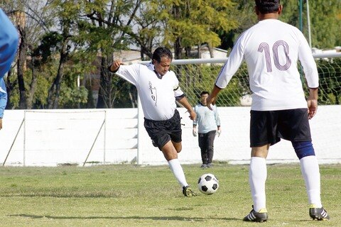 Estudiantes se mantienen arriba