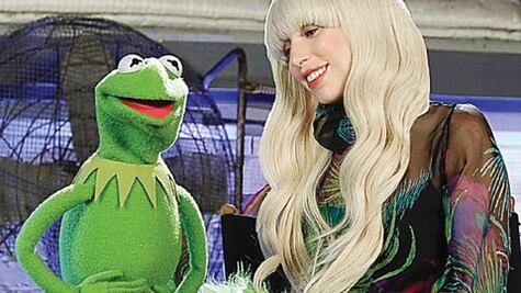Gaga juega con los Muppets