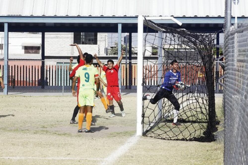 Tras la derrota, Gallos Blancos