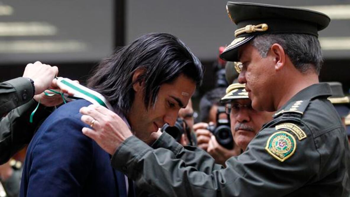 Falcao recibe medalla del mérito ciudadano