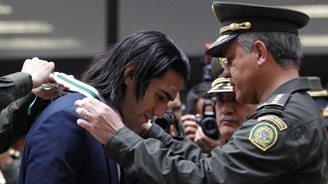 Falcao recibe medalla del mérito ciudadano