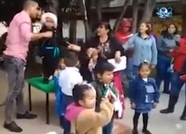 Niño cambia la historia; agrega a "¡Su jefa!" en el Grito de Independencia