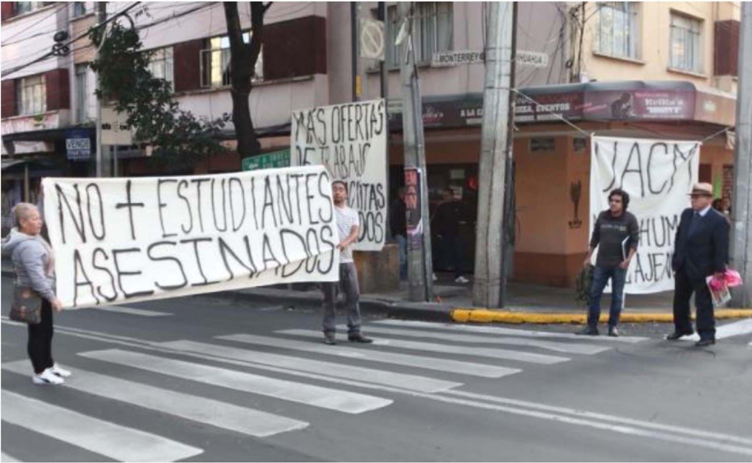 Protestan estudiantes de la UACM previo a reunión AMLO-Freeland