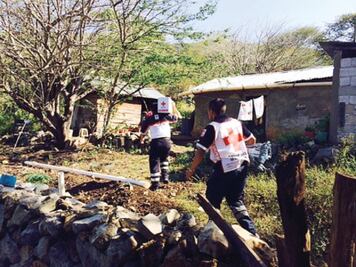 Entrega Cruz Roja víveres a habitantes de la sierra