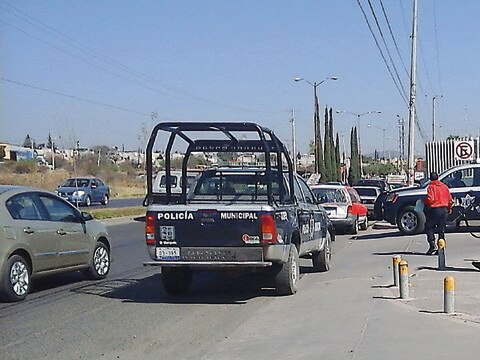 Delicado, policía que cayó de vehículo