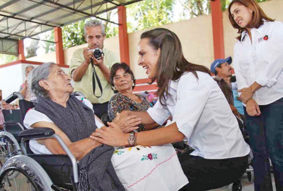 Entrega DIF 212 aparatos a personas con discapacidad