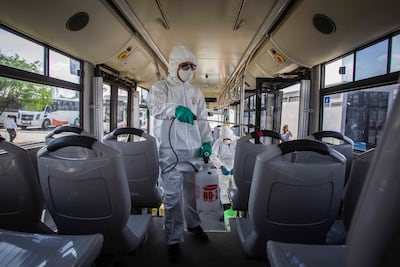 Limpieza profunda. Qrobús sanitiza unidades a diario