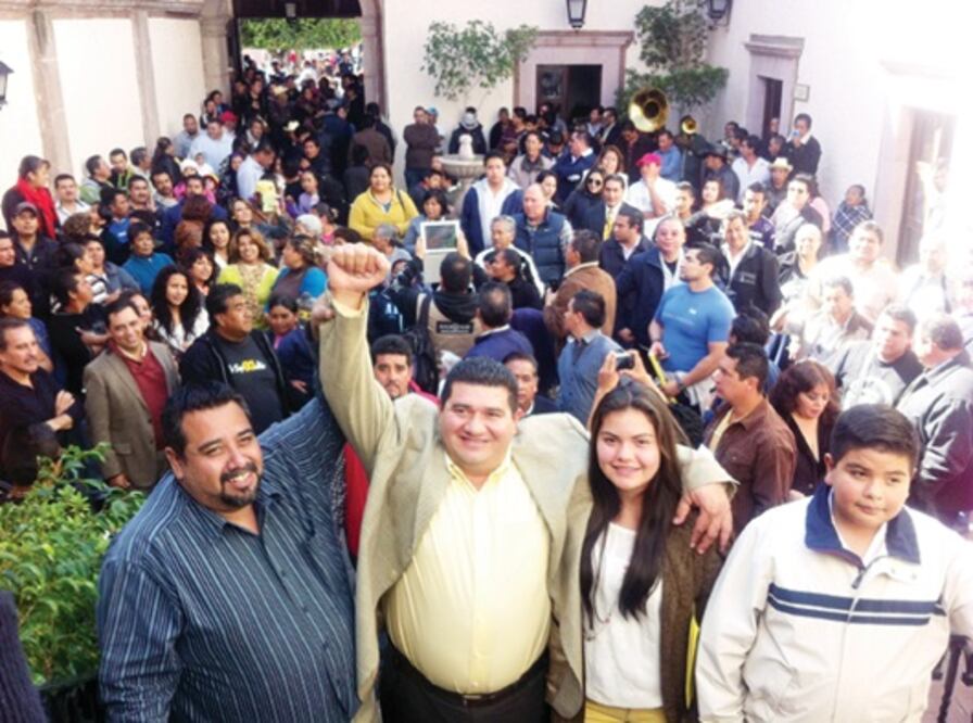 Juan Olvera rinde protesta