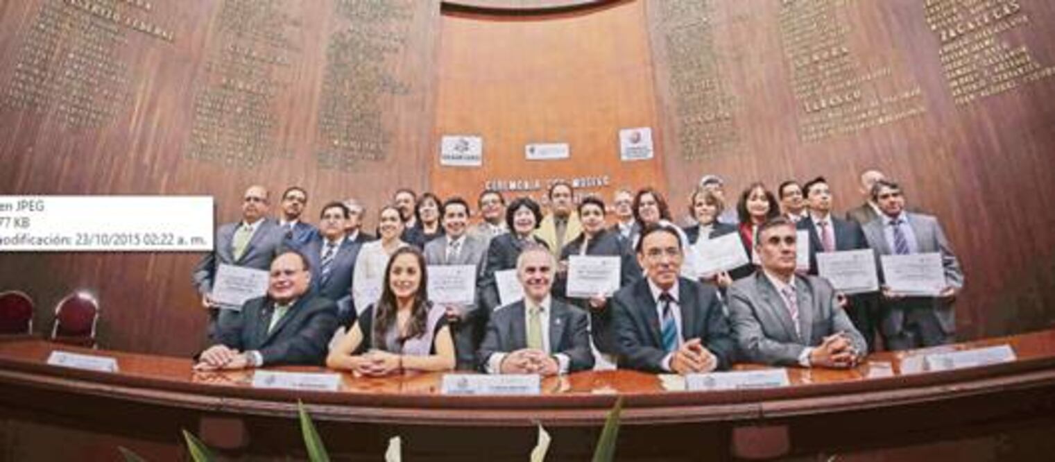 Reconocen trabajo de médicos