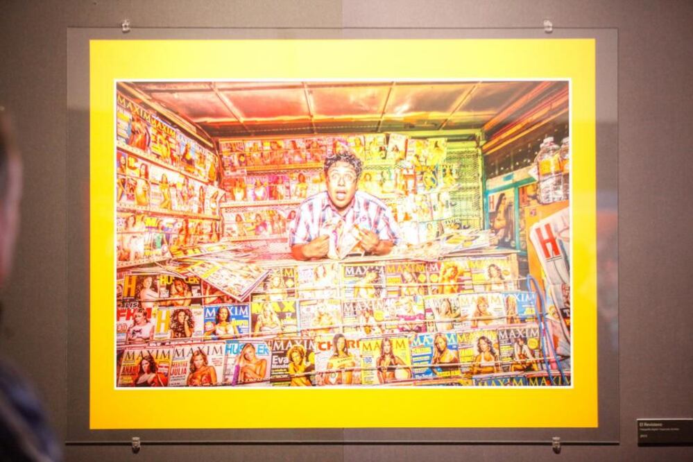 Las fotos de esta magnífica exposición podrían remitir, desde un criterio muy superficial, a la fotografía de moda y publicidad de los 90’s, cercano a las incursiones Pop-Art de LaChapelle, sólo que aquí no aparece 2pac o Madonna, sino el Don de la tiendita de la esquina, la señora de la papelería, el maestro relojero y su aprendiz, el marchante de las flores, y un sinnúmero de personajes que viven y trabajan aquí, en Querétaro.