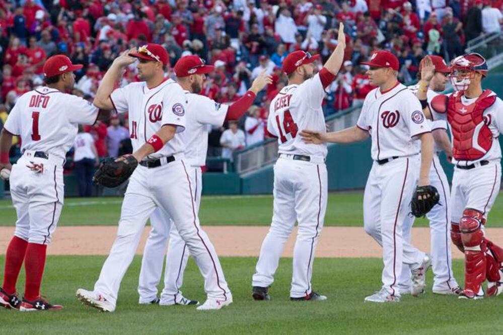 La novena de Washington festejó la victoria para igualar la serie con los Dodgers de Los Ángeles (MICHAEL REYNOLDS. EFE)