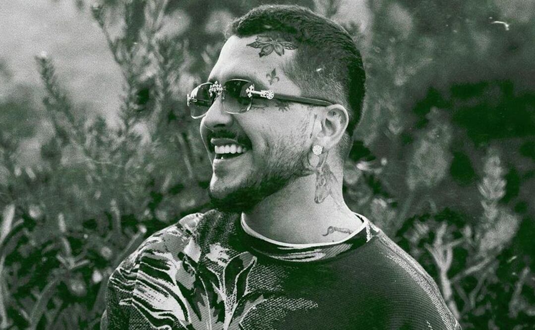 Abuchean y avientan hielos a Nodal en Bolivia, así reaccionó el cantante