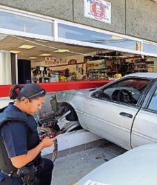 Menor  choca su auto contra un minisúper