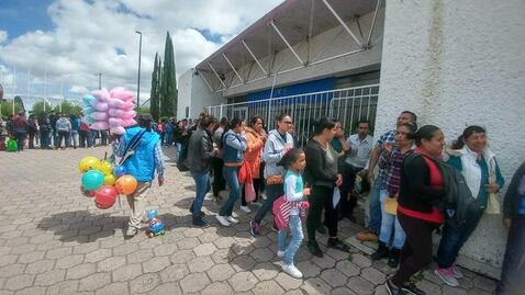 Padres de familia realizan largas filas  para recibir útiles 