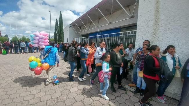 Padres de familia realizan largas filas  para recibir útiles