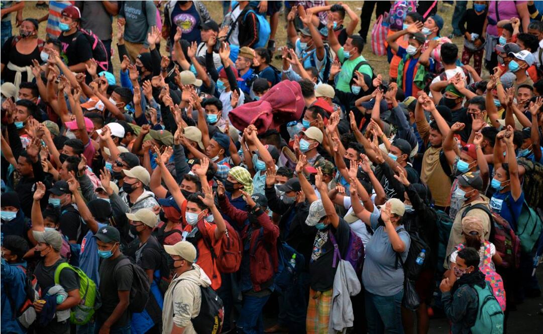 Guatemala desaloja a 7 mil hondureños de caravana migrante