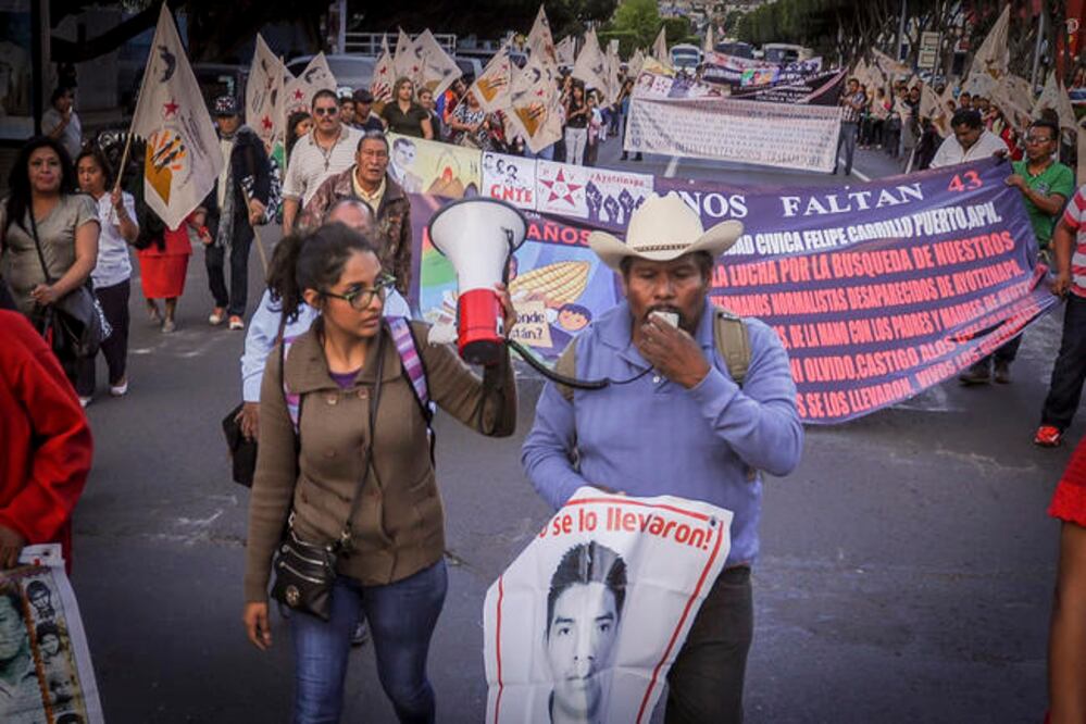 Los familiares de los estudiantes desaparecidos afirman que sentir el apoyo de la gente durante sus visitas a los estados es lo que los mantiene en la lucha (RICARDO LUGO. EL UNIVERSAL)