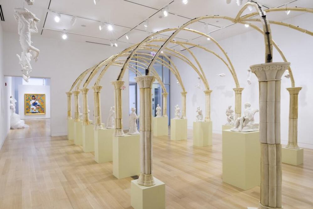 Chapel and Beatos, instalación compuesta de porcelana, madera y poliuretano. Rodrigo Lara, el artista plástico que cuenta con reconocida trayectoria en el mundo de la escultura, a nivel internacional, presentó su nuevo proyecto “Memorials”,