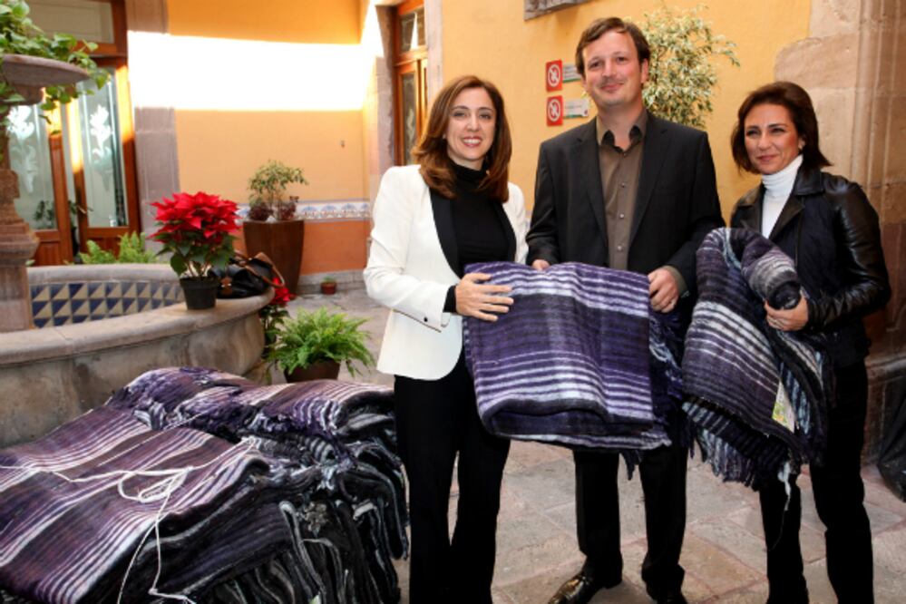 Dona Bombardier cobijas a DIF estatal