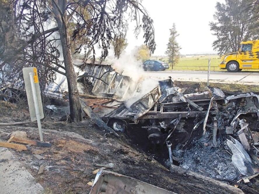 Camión se incendia tras chocar